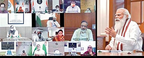 நாட்டில் கரோனா வைரஸ் பரவலை கட்டுப்படுத்துவது குறித்து, டெல்லியில் மத்திய அமைச்சர்களுடன் பிரதமர் நரேந்திர மோடி நேற்று காணொலி மூலம் ஆலோசனை நடத்தினார். படம்: பிடிஐ