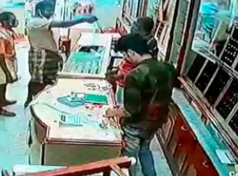 கடையில் புகுந்து தாக்குதல்.