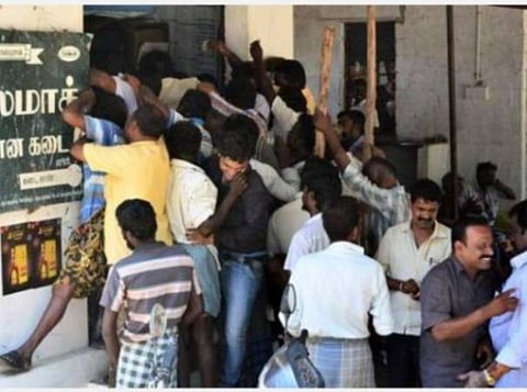 2 நாள் விடுமுறை; ஒரே நாளில் மது விற்பனை ரூ.292 கோடி: 5 நாட்களில் ரூ.1000 கோடிக்கு விற்பனை