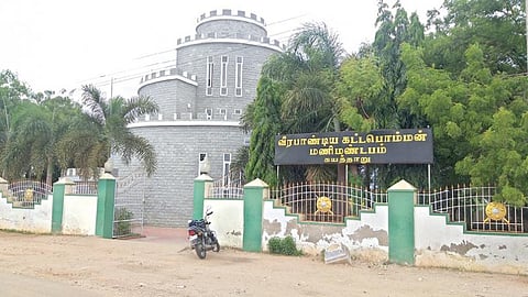 கயத்தாறில் உள்ள வீரபாண்டிய கட்டபொம்மன் மணிமண்டபம்.