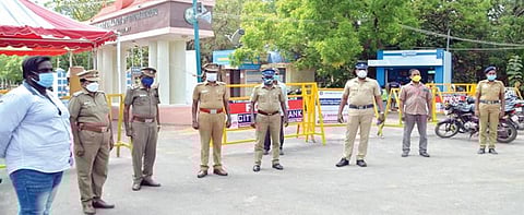 அரசு பொறியியல் கல்லூரி வளாகத்தில் கிருமி நாசினி திரவம் தெளிக்கும் சுகாதார பணியாளர்.