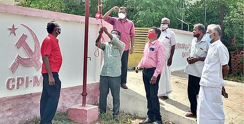 பாளையங்கோட்டை ரெட்டியார்பட்டியில் உள்ள மார்க்சிஸ்ட் கம்யூனிஸ்ட் கட்சி அலுவலகத்தில்மே தினத்தை முன்னிட்டு கொடியேற்று நிகழ்ச்சி நடைபெற்றது. படம்: மு.லெட்சுமி அருண்