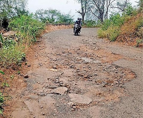 ஜல்லிக் கற்கள் பெயர்ந்து குண்டும், குழியுமாக காணப்படும் துறையூர்- பச்சமலை சாலை.