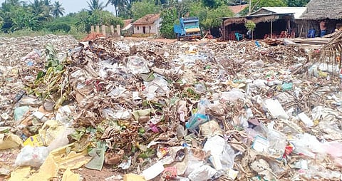 புதுக்கோட்டை மாவட்டம் கீரமங்கலம் சந்தையில் மலைபோல குவிக்கப்பட்டுள்ள குப்பை.