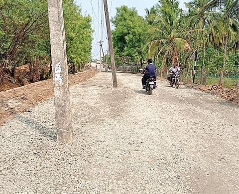 மேலகல்கண்டார்கோட்டை - கிழக்குறிச்சி இடையேயான சாலையில் அகற்றப்படாமல் உள்ள மின் கம்பங்கள்.