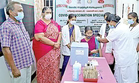 சக்தி மசாலா நிறுவன தொழிலாளர்களுக்கு கரோனா தடுப்பூசி போடுவதற்கான சிறப்பு முகாம் நடந்தது.