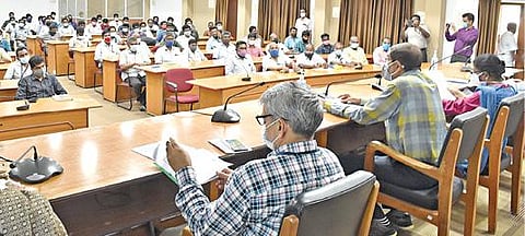 நாமக்கல் மாவட்ட ஆட்சியர் அலுவலக கூட்டரங்கில் நடைபெற்ற வாக்கு எண்ணும் பணியில் ஈடுபட உள்ள நுண்பார்வையாளர்களுக்கான ஆலோசனைக் கூட்டத்தில் மாவட்ட ஆட்சியர் கா.மெகராஜ் பேசினார்.