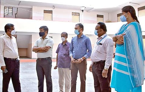 சேலம் பொன்னம்மாபேட்டை தில்லைநகர் ஐஐஎச்டி வளாகத்தில் கரோனா தற்காலிக சிகிச்சை மையம் அமைக்கும் பணியை மாநகராட்சி ஆணையர் ரவிச்சந்திரன் ஆய்வு செய்தார். உடன் மாநகர நல அலுவலர் பார்த்திபன், அம்மாப்பேட்டை மண்டல உதவி ஆணையர் சண்முக வடிவேல்.