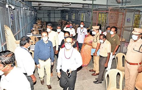 விருதுநகரில் வாக்கு எண்ணிக்கை மையமான வித்யா பொறியியல் கல்லூரியில் வாக்கு எண்ணிக்கை முன்னேற்பாடுகள் குறித்து ஆய்வுசெய்யும் மாவட்ட தேர்தல் அலுவலரும் மாவட்ட ஆட்சியருமான இரா.கண்ணன் மற்றும் வாக்கு எண்ணிக்கை பார்வையாளர்கள்.