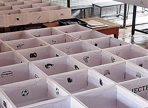 விழுப்புரம் தொகுதியின் வாக்கு எண்ணிக்கை மையத்தில் தபால் வாக்குகள் எண்ணப்படும் மேஜைகள் அமைக்கப்பட்டுள்ளன.