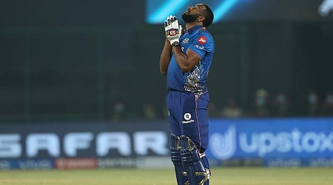 மும்பை இந்தியன்ஸ் வெற்றிக்கு காரணமாக அமைந்த பொலார்ட் ஆட்டத்தை வெற்றிக்கு அழைத்துச் சென்றதும் வானத்தை நோக்கி வணங்கிய காட்சி | படம் உதவி ட்விட்டர்