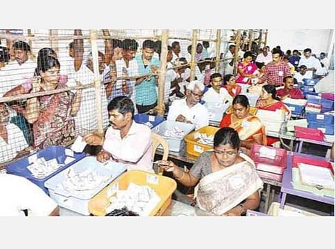 தமிழகத்தில் 234 தொகுதிகள், ஒரு மக்களவைத் தொகுதி வாக்கு எண்ணிக்கை; 75 மையங்களில் தொடங்கியது: 1 லட்சம் போலீஸார் பாதுகாப்பு