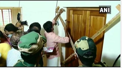 மலப்புரத்தில் வாக்கு எந்திரங்கள் வைத்திருக்கும் அறை திறக்கப்பட்ட காட்சி : படம் ஏஎன்ஐ