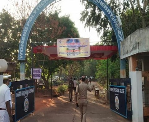 புதுச்சேரியில் வாக்கு எண்ணிக்கை தொடக்கம்.