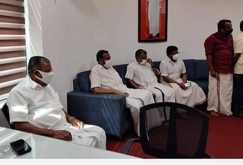 தேர்தல் முடிவுகளை அறிவதற்காக காத்திருக்கும் முதல்வர் பினராயி விஜயன் | படம் உதவி சிறப்பு ஏற்பாடு