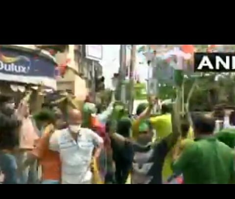 திரிணமூல் காங்கிரஸ் தொண்டர்கள் கொண்டாட்டம்: தேர்தல் ஆணையம் கடும் எச்சரிக்கை