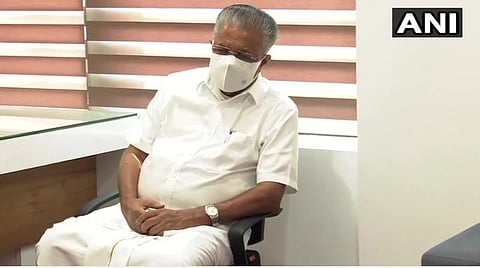 தேர்தல் முடிவுகளை அறிய தர்மடம் தொகுதியில் காத்திருக்கும் முதல்வர் பினராயி விஜயன் | படம்: ஏஎன்ஐ.