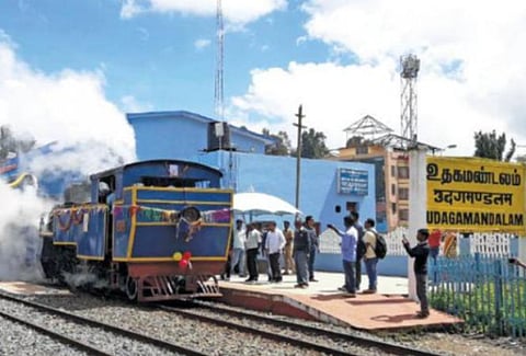 நீலகிரியில் கட்சிகளைத் தாண்டி சொந்த செல்வாக்கால் வென்ற வேட்பாளர்கள்