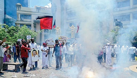 தமிழக சட்டப்பேரவை தேர்தல் வாக்கு எண்ணிக்கை 75 வாக்கு எண்ணும் மையங்களில் நேற்று நடைபெற்றது. இதில், திமுக மற்றும் கூட்டணி கட்சியினர் அதிக இடங்களில் முன்னிலை பெற்று வருவதை திமுக தலைமை அலுவலகமான சென்னை அண்ணா அறிவாலய வளாகத்தில் பட்டாசு வெடித்தும், நடனம் ஆடியும் கொண்டாடி மகிழ்ந்த தொண்டர்கள். படங்கள்: க.ஸ்ரீபரத்