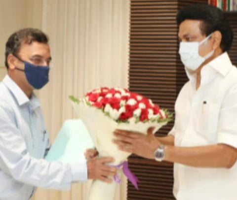 தலைமைச் செயலாளர் ராஜீவ் ரஞ்சன், முதல்வராக பதவியேற்கவுள்ள ஸ்டாலினை நேற்று சந்தித்து வாழ்த்து தெரிவித்தார்.