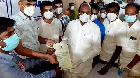 எ.வ.வேலுவுக்கு வெற்றிச் சான்றிதழை வழங்கிய மாவட்டத் தேர்தல் அலுவலர் சந்தீப் நந்தூரி, தேர்தல் நடத்தும் அலுவலர் வெற்றிவேல்.