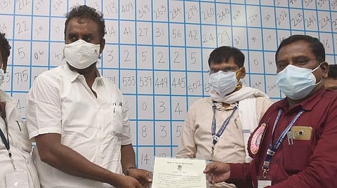 வெற்றிச் சான்றிதழைப் பெற்றுக்கொண்ட எஸ்.பி.வேலுமணி.