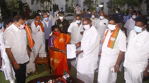 புதுச்சேரி ஆளுநரைச் சந்தித்து ஆட்சி அமைக்க உரிமை கோரினார் ரங்கசாமி