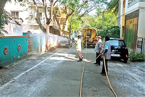 திருப்பத்தூர் வீட்டு வசதி வாரியம் பகுதியில் கிருமி நாசினி தெளிக்கும் பணியில் ஈடுபட்ட நகராட்சி தூய்மை பணியாளர்கள்.