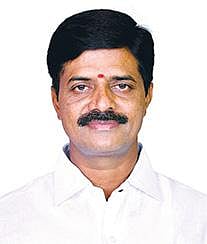 காட்பாடி தொகுதியில் வெற்றி பெற்ற திமுக வேட்பாளர் துரைமுருகனுக்கு சான்றிதழை வழங்கிய தேர்தல் நடத்தும் அலுவலர் புண்ணியகோட்டி.