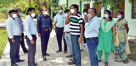 வேலூர் தந்தை பெரியார் அரசினர் பொறியியல் கல்லூரியில் கோவிட் கேர் சென்டர் அமைக்கும் முன்னேற்பாடு பணிகளை ஆய்வு செய்த மாவட்ட ஆட்சியர் சண்முக சுந்தரம். அருகில், மாவட்ட வருவாய் அலுவலர் பார்த்தீபன், மாநகராட்சி ஆணையர் சங்கரன், வருவாய் கோட்டாட்சியர் கணேஷ் உள்ளிட்டோர்.