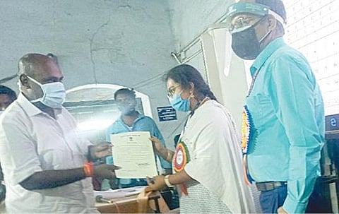 வெற்றிச் சான்றிதழ் பெற்ற திருமங்கலம் தொகுதி அதிமுக வேட்பாளர் ஆர்.பி.உதயகுமார்.