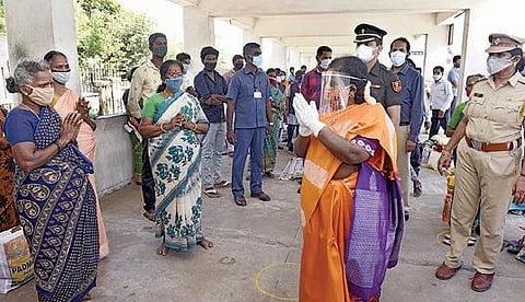 புதுச்சேரி ராஜீவ் காந்தி குழந்தைகள் மற்றும் பெண்கள் மருத்துவமனையில் ஆய்வு செய்த துணைநிலை ஆளுநர் தமிழிசை சவுந்தரராஜன் பார்வையாளர்கள் தங்கும் பகுதியில் ஆய்வு செய்தார். படம்: எம்.சாம்ராஜ்