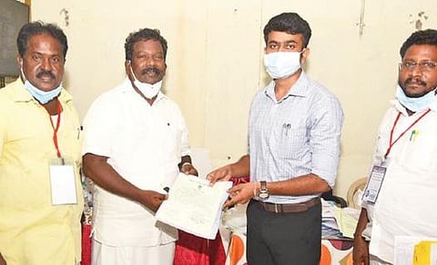 பெரும்புதூர் சட்டப்பேரவைத் தொகுதியில் வெற்றி பெற்ற கு.செல்வபெருந்தகை வெற்றி சான்றிதழை தேர்தல் அலுவலர் முத்துமாதவனிடம் பெற்று கொண்டார்.