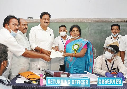 பர்கூர் தொகுதியில் வெற்றி பெற்ற திமுக வேட்பாளர் டி.மதியழகனுக்கு தேர்தல் நடத்தும் அலுவலர் பாக்கியலட்சுமி சான்றிதழ் வழங்கினார். அடுத்த படம் : வேப்பனப்பள்ளி தொகுதியில் வெற்றி பெற்ற அதிமுக வேட்பாளர் கே.பி.முனுசாமிக்கு தேர்தல் அலுவலர் கனகராஜ் சான்றிதழ் வழங்கினார்.