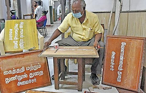 சென்னை தலைமை செயலகத்தில் ஏடிஎம் என்று பட்ட பெயருடன் அன்பாக அழைக்கப்படும் ஏ.டி.மணி பெயர் பலகை எழுதுபவர். எம்.ஜி.ஆர் முதல் கருணாநிதி. ஜெயலலிதா, ஓ.பன்னீர்செல்வம். கே.பழனிசாமி தற்போது ஆறாவது முதல்வராக மு.க.ஸ்டாலின் பெயர் பலகை எழுத உள்ளார். பல துறைகளின் அமைச்சர்கள் அதிகாரிகள் பெயர்களையும் எழுதியவர்.தகவல், படம்: ம.பிரபு