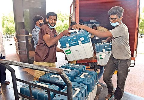 ஒவ்வொரு தொகுதியிலும் பயிற்சி மற்றும் மாற்றுக்காக இருப்பு வைக்கப்பட்டிருந்த மின்னணு வாக்குப்பதிவு இயந்திரங்கள் சேலம் ஆட்சியர் அலுவலகத்துக்கு நேற்று கொண்டு வரப்பட்டன. அவற்றை வாகனங்களில் இருந்து இறக்கி பாதுகாப்பு அறைக்கு எடுத்துச் செல்லும் ஊழியர்கள். படம்: எஸ். குரு பிரசாத்