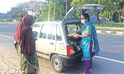 அவிநாசியில் சாலையோரங்களில் தஞ்சமடைந்துள்ள ஆதரவற்றவர்களை தேடி உணவளிக்கும் பெண் மருத்துவர்