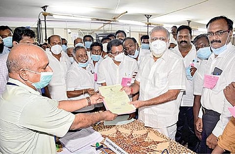 ஆத்தூர் தொகுதியில் வெற்றி பெற்றதற்கான சான்றிதழை தேர்தல் அலுவலரிடம் இருந்து பெறும் திமுக வேட்பாளர் ஐ.பெரியசாமி.