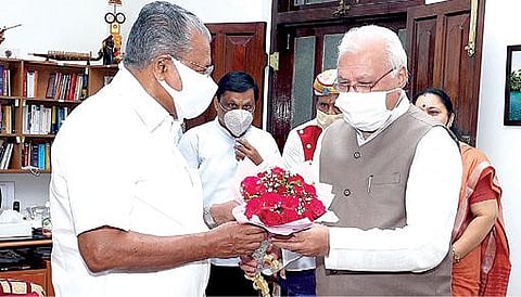 கேரளத்தில் ஆளும் இடதுசாரிக் கூட்டணி அமோக வெற்றி பெற்று மீண்டும் ஆட்சிக்கு வந்துள்ளது. கூட்டணி அரசின் முதல்வராக இருந்த பினராயி விஜயன் நேற்று மாநில ஆளுநர் ஆரிப் முகம்மது கானை சந்தித்து தனது ராஜினாமா கடித்ததை வழங்கினார். பினராயி விஜயன் தலைமையிலான புதிய அரசு தொடர்பான முடிவுகள் திருவனந்தபுரத்தில் இன்று நடைபெறும் ஆலோசனைக் கூட்டத்தில் எடுக்கப்படும் எனத் தெரிகிறது. படம்: பிடிஐ