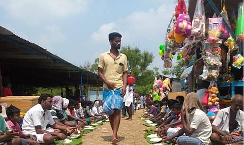 கறம்பக்குடி அருகே ஒரு கோயிலில் நடைபெற்ற அன்னதானத்தில் கலந்துகொண்ட இளைஞர்கள்.