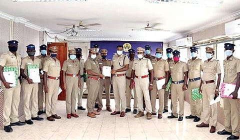 தூத்துக்குடி மாவட்டத்தில் சிறப்பாக பணியாற்றிய காவல்துறையினருக்கு பரிசு மற்றும் சான்றிதழ் வழங்கி எஸ்பி ஜெயக்குமார் பாராட்டினார்.