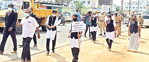 பாளையங்கோட்டையில் கரோனா விழிப்புணர்வு பேரணி நடத்திய திருநெல்வேலி சட்டக்கல்லூரி மாணவர்கள். படம்: மு.லெட்சுமி அருண்.