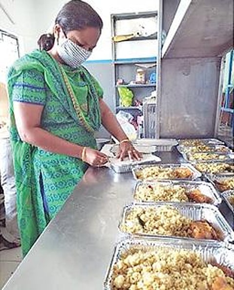 வீடுகளில் தனிமைப்படுத்திக் கொண்டுள்ள கரோனா தொற்றாளர்களுக்கு இலவசமாக வழங்குவதற்காக தயாரிக்கப்பட்டு பேக் செய்யப்படும் உணவு வகைகள்.