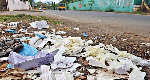 சேலம் மாவட்ட சுகாதாரப் பணிகள் துணை இயக்குநர் அலுவலகம் அருகே உள்ள சாலையோரம் கிடந்த முகக் கவசம் மற்றும் கையுறைகள். படம்: எஸ்.குரு பிரசாத்