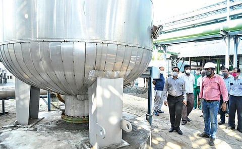 சேலம் உருக்கலையில் மருத்துவப் பயன்பாட்டுக்கான ஆக்சிஜன் உற்பத்தி செய்வதற்கான பணிகள் நடைபெற்று வருகிறது. இப்பணிகளை ஆட்சியர் ராமன் ஆய்வு செய்தார். உடன் மாவட்ட வருவாய் அலுவலர் திவாகர் உள்ளிட்டோர்.