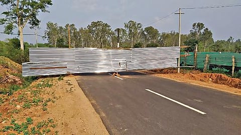 கரோனா பரவலைத் தடுக்கும் வகையில் தமிழக – கர்நாடக எல்லையில் உள்ள ராமாபுரம் சாலை தடுப்புகளால் அடைக்கப்பட்டுள்ளது.