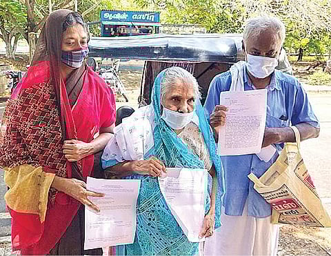 ராமநாதபுரம் மாவட்ட ஆட்சியரிடம் மனு அளிக்க வந்த ஹாஜா முகைதீன் மற்றும் அவரது குடும்பத்தினர்.