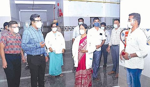 ராமநாதபுரம் அரசு மருத்துவக் கல்லூரி மருத்துவமனையில் ஆய்வு மேற்கொண்ட ஆட்சியர் தினேஷ் பொன்ராஜ் ஆலிவர். அருகில் மருத்துவக் கல்லூரி டீன் எம்.அல்லி உள்ளிட்ட மருத்துவர்கள்.