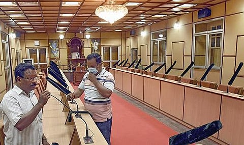 புதுச்சேரியில் என்.ஆர்.காங் - பாஜக கூட்டணி ஆட்சி ரங்கசாமி தலைமையில் விரை வில் அமைகிறது. இதற்காக சட்டப்பேரவையை தூய்மை செய்து தயார்படுத்தி வருகின்றனர். படம்: எம்.சாம்ராஜ்