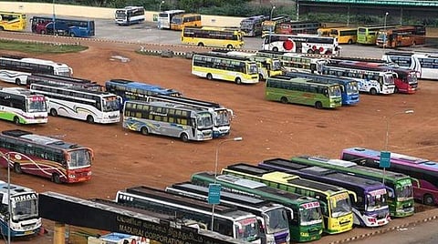 நாளை முதல் 50 சதவீதம் இருக்கைகளில் மட்டுமே அனுமதி; புதிய கட்டுப்பாடுகளால் 70% வருவாய் இழப்பு ஏற்படும்: தனியார் பேருந்து உரிமையாளர்கள் கவலை